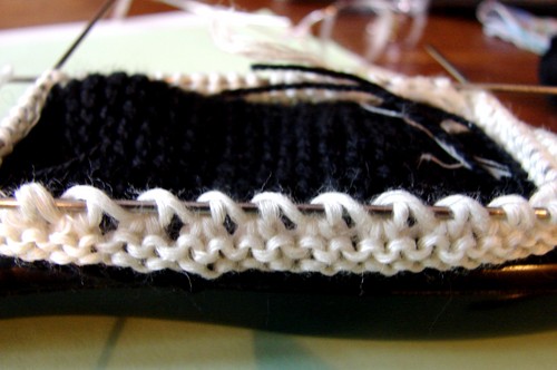 Bottines noires et blanches avec des aiguilles à tricoter pour l'été