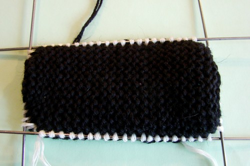 Bottines noires et blanches avec des aiguilles à tricoter pour l'été