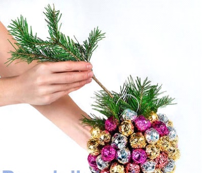 nous connectons une boule de piaflora et de branches de sapin dernières préparations