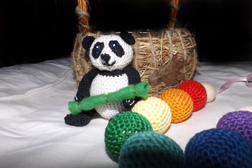 Un jouet au crochet, un motif de tricot pour les débutants. Toy crochet, instruction étape par étape