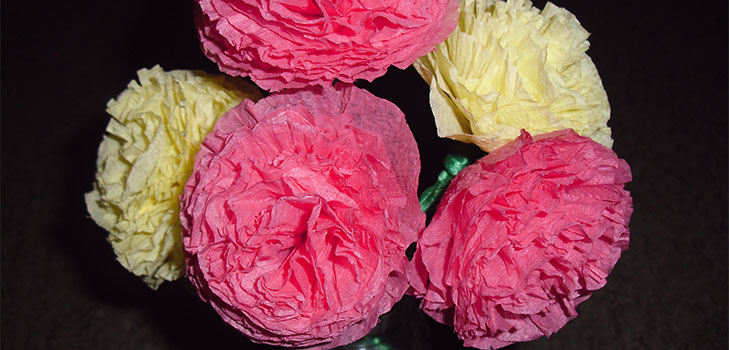 Des oeillets de papier coloré de leurs propres mains le 9 mai