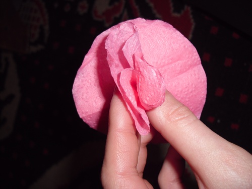 Des oeillets de papier coloré de leurs propres mains le 9 mai