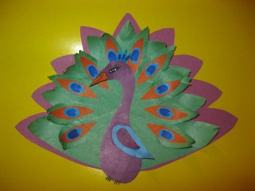 Paon fabuleux fait de papier de couleur