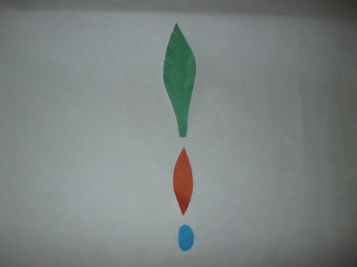 Paon fabuleux fait de papier de couleur