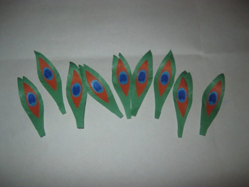 Paon fabuleux fait de papier de couleur