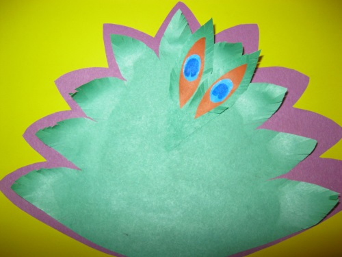 Paon fabuleux fait de papier de couleur