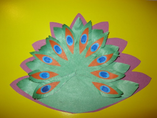 Paon fabuleux fait de papier de couleur