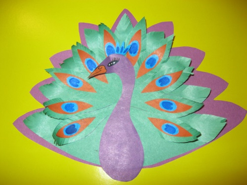 Paon fabuleux fait de papier de couleur