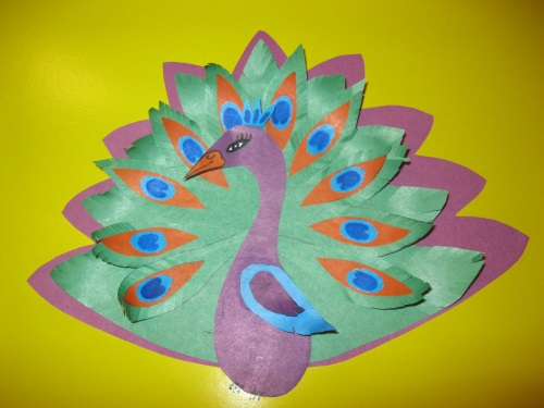 Paon fabuleux fait de papier de couleur