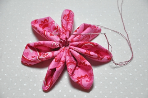 Comment faire des fleurs kanzashi à partir d'un tissu avec leurs propres mains