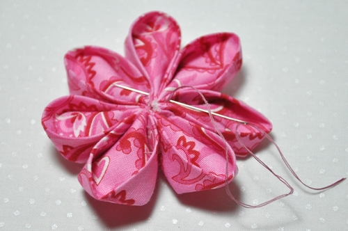 Comment faire des fleurs kanzashi à partir d'un tissu avec leurs propres mains