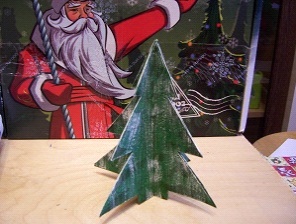 Sapin de Noël en carton peint dans la neige arbre sous la neige