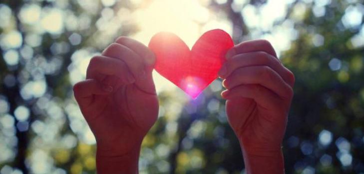mains avec un coeur