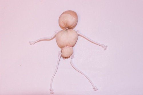 Marionnette de poupée de matériaux improvisés