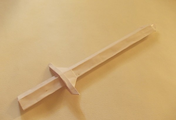 Comment faire une épée de papier avec vos propres mains