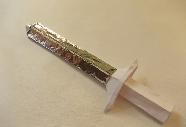 Comment faire une épée de papier avec vos propres mains