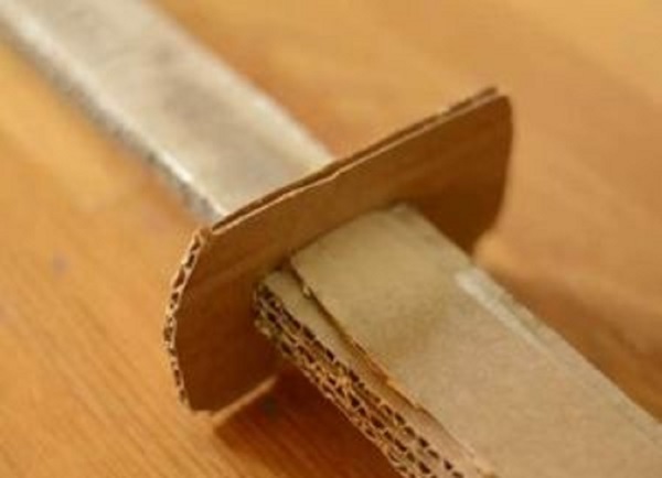 Comment faire une épée de papier avec vos propres mains