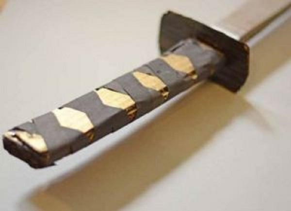 Comment faire une épée de papier avec vos propres mains