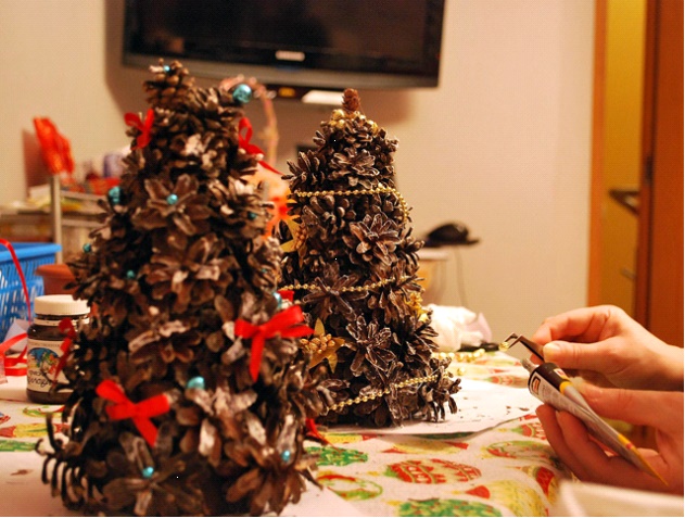 décorer le sapin de Noël