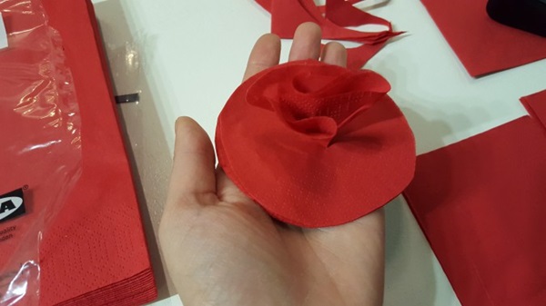 Rose d'une serviette avec vos propres mains