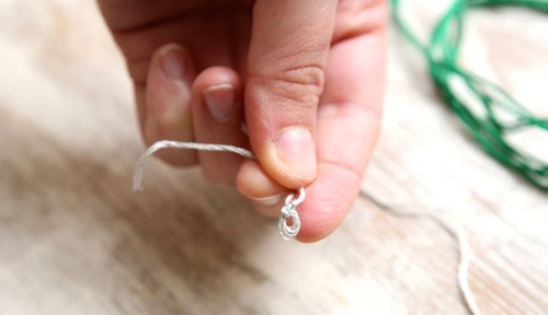 Comment faire des boucles d'oreilles à partir des fils de leurs propres mains