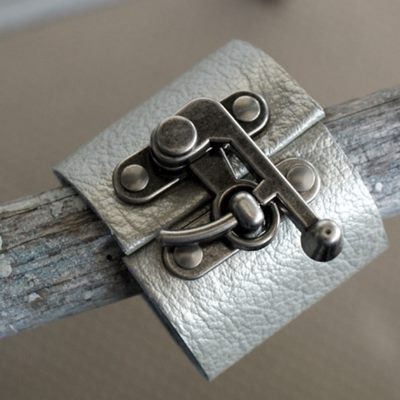 Comment faire un bracelet en cuir pour hommes large