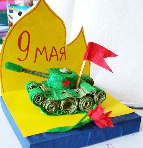 Artisanat pour le 9 mai de leurs propres mains: un réservoir de papier