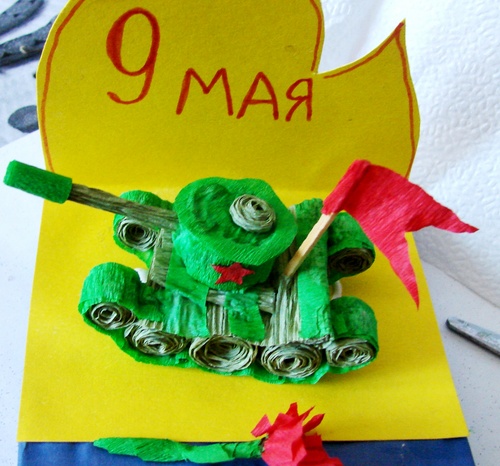 Artisanat pour le 9 mai de leurs propres mains: un réservoir de papier