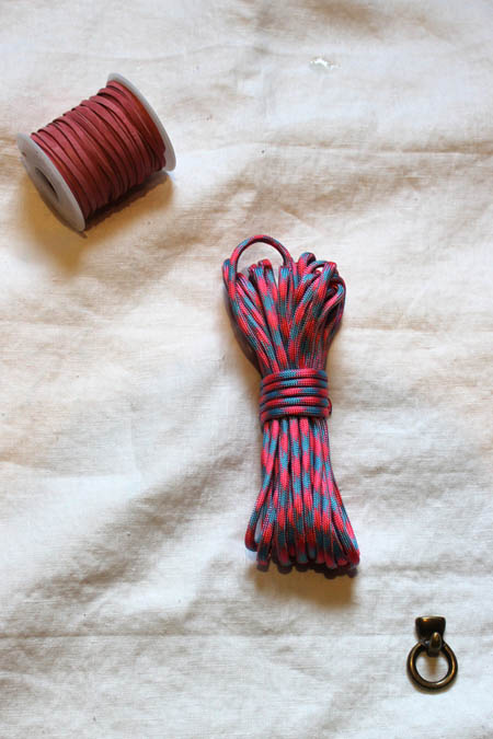Bracelet avec un large cordon et des lanières de cuir