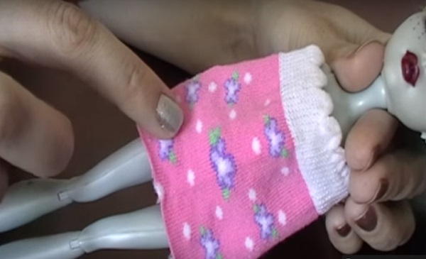 Comment coudre des vêtements de poupée avec vos propres mains