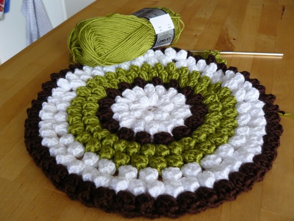 Comment attacher un tapis à une chaise au crochet - circuits et vidéo