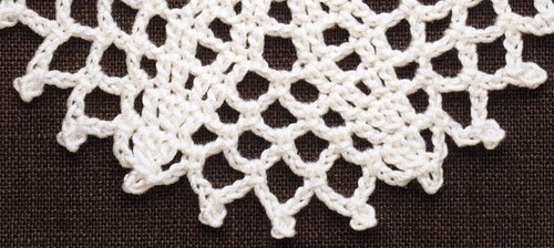 Nappe ajourée crochetée