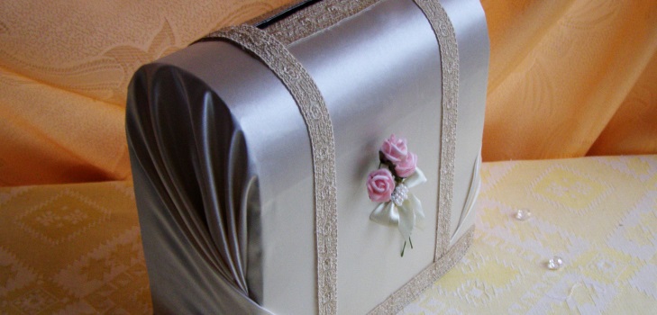 Une boîte cadeau pour de l'argent pour un mariage de vos propres mains