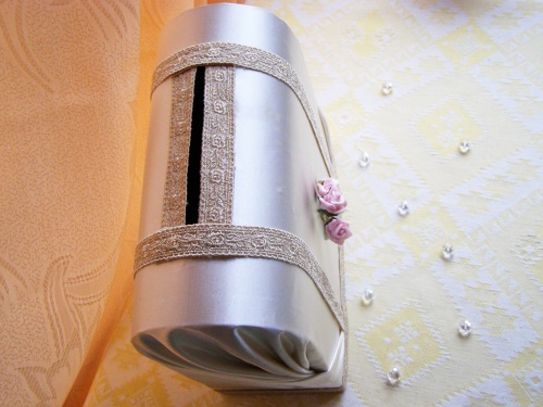 Une boîte cadeau pour de l'argent pour un mariage de vos propres mains