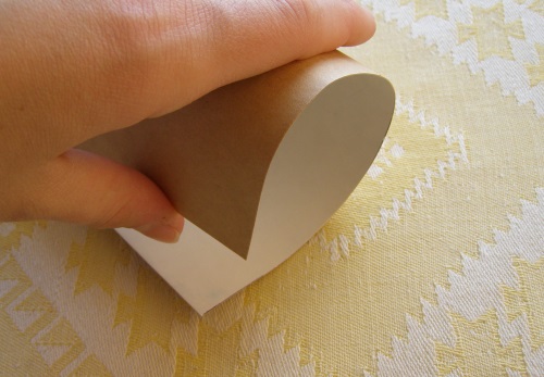 Une boîte cadeau pour de l'argent pour un mariage de vos propres mains