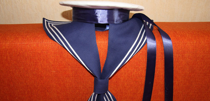 Le costume du marin de ses propres mains pour son fils ou sa fille