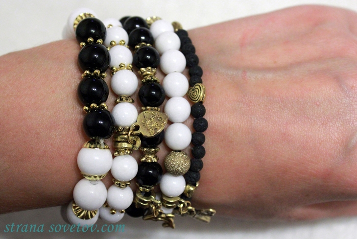 Un ensemble de bracelets de perles sur élastique: agate et lave