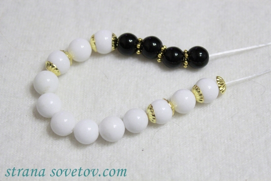 Un ensemble de bracelets de perles sur élastique: agate et lave