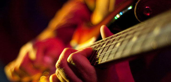 Comment apprendre à jouer des chansons à la guitare?