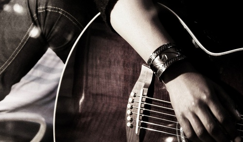 Comment apprendre à jouer des chansons à la guitare?