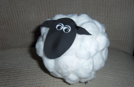 L'artisanat du Nouvel An avec ses propres mains: un mouton fait de coton, une classe de maître avec une photo