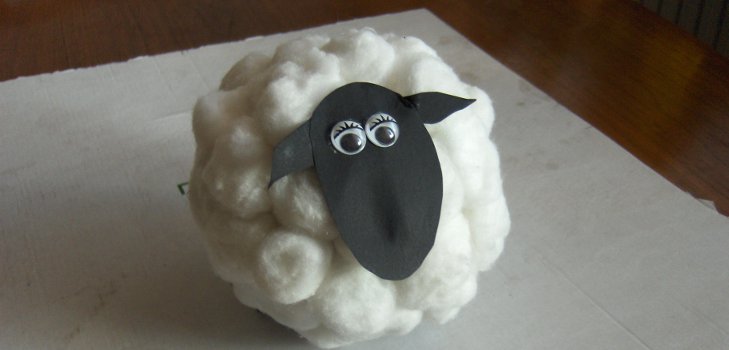 Belle agneau de boules de coton pour la nouvelle année