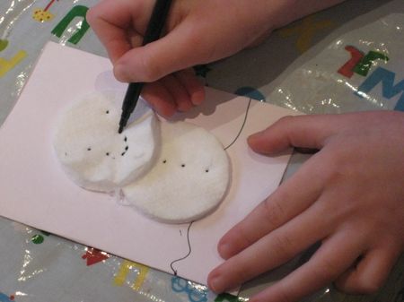 Des applications de classe de maître étape par étape à partir de disques de coton pour la nouvelle année