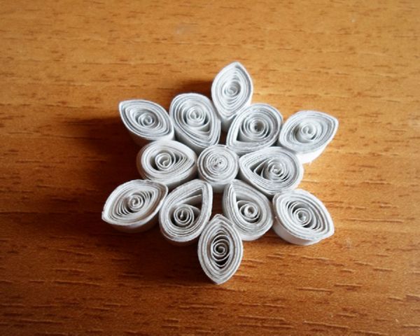 Beaux flocons de neige pour la nouvelle année 2017 avec leurs propres mains de papier - diagrammes et photos en plusieurs étapes. Cours de maître pour les enfants sur de grands flocons de neige en technique origami