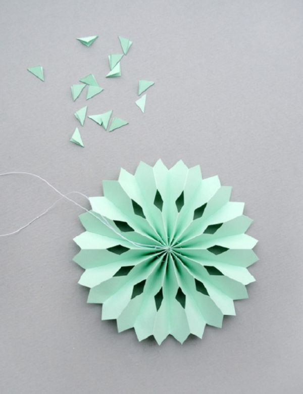 Beaux flocons de neige pour la nouvelle année 2017 avec leurs propres mains de papier - diagrammes et photos en plusieurs étapes. Cours de maître pour les enfants sur de grands flocons de neige en technique origami