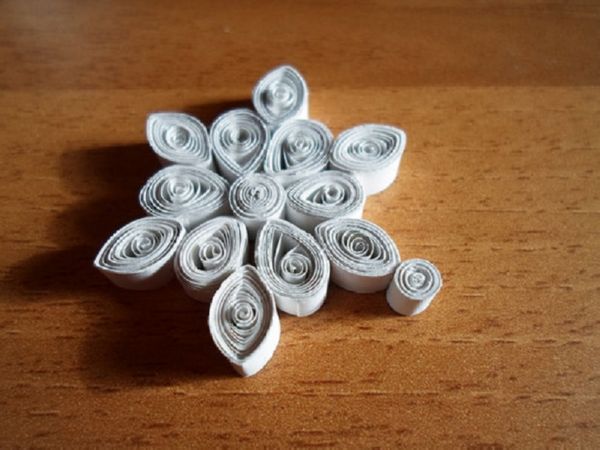 Beaux flocons de neige pour la nouvelle année 2017 avec leurs propres mains de papier - diagrammes et photos en plusieurs étapes. Cours de maître pour les enfants sur de grands flocons de neige en technique origami