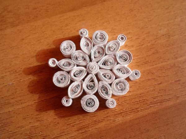 Beaux flocons de neige pour la nouvelle année 2017 avec leurs propres mains de papier - diagrammes et photos en plusieurs étapes. Cours de maître pour les enfants sur de grands flocons de neige en technique origami