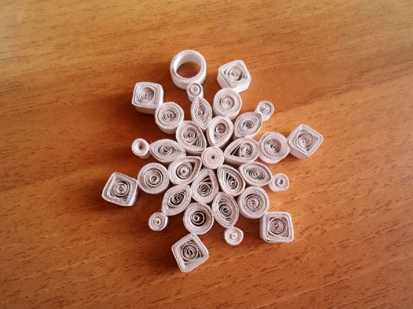 Beaux flocons de neige pour la nouvelle année 2017 avec leurs propres mains de papier - diagrammes et photos en plusieurs étapes. Cours de maître pour les enfants sur de grands flocons de neige en technique origami