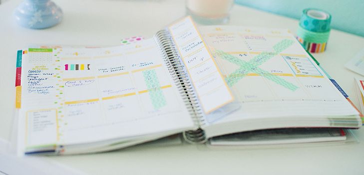Organisateur de bonne humeur avec leurs propres mains