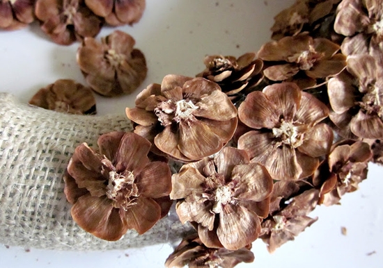 Artisanat d'automne fait de brindilles avec leurs propres mains